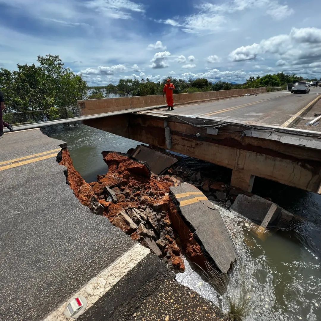 Ponte da BR-174 em Roraima desaba e deixa três feridos; local está interditado