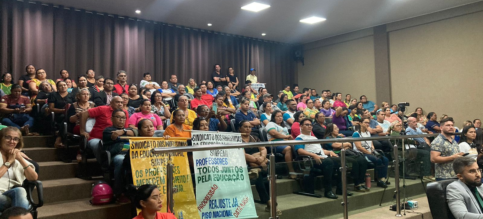 No AM, prefeito de Itacoatiara falta audiência pública sobre reajuste salarial de professores