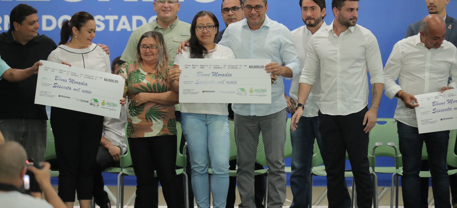 Moradores de áreas de risco comemoram reassentamento do Governo do AM