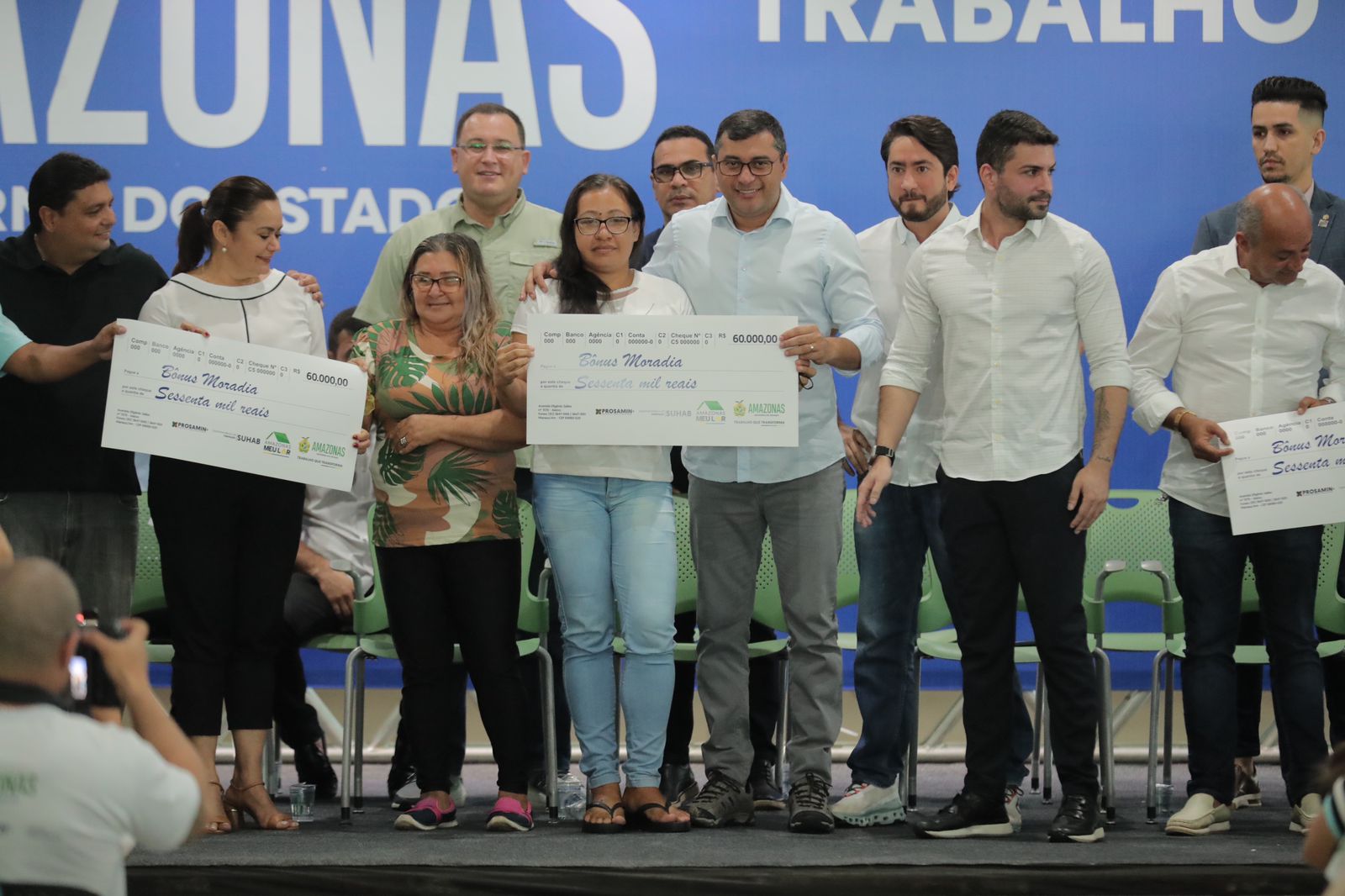 Moradores de áreas de risco comemoram reassentamento do Governo do AM