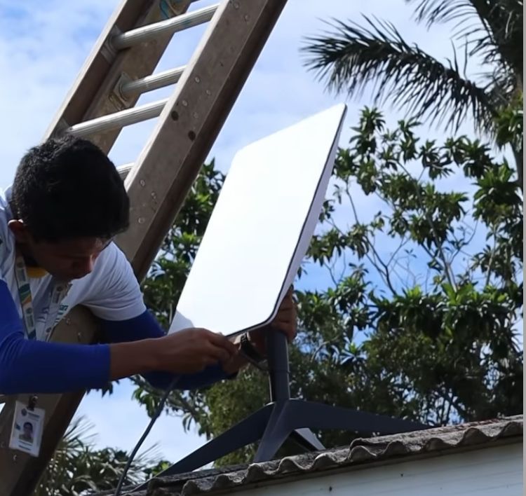 Técnico de telecomunicações durante instalação de antenas da internet Starlink no Amazonas (Reprodução/Redes Sociais)