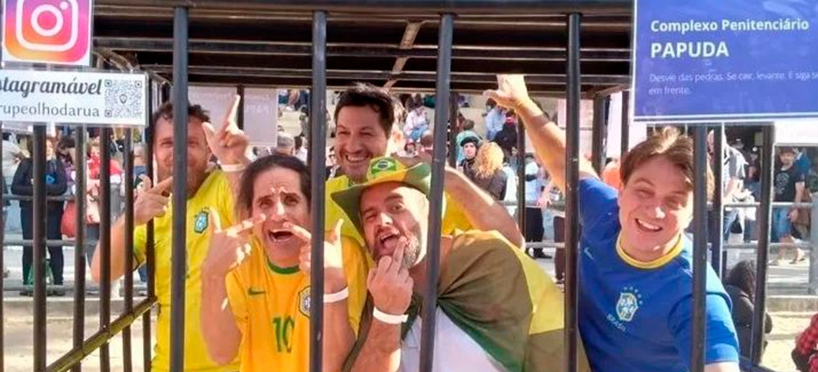 Feira do MST tem intervenção teatral com cela de presos para golpistas