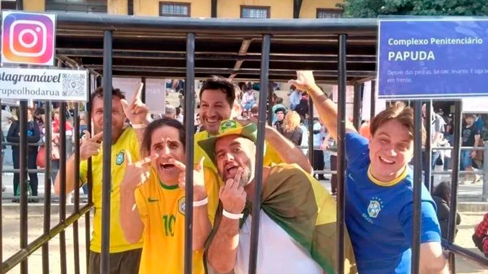 Feira do MST tem intervenção teatral com cela de presos para golpistas