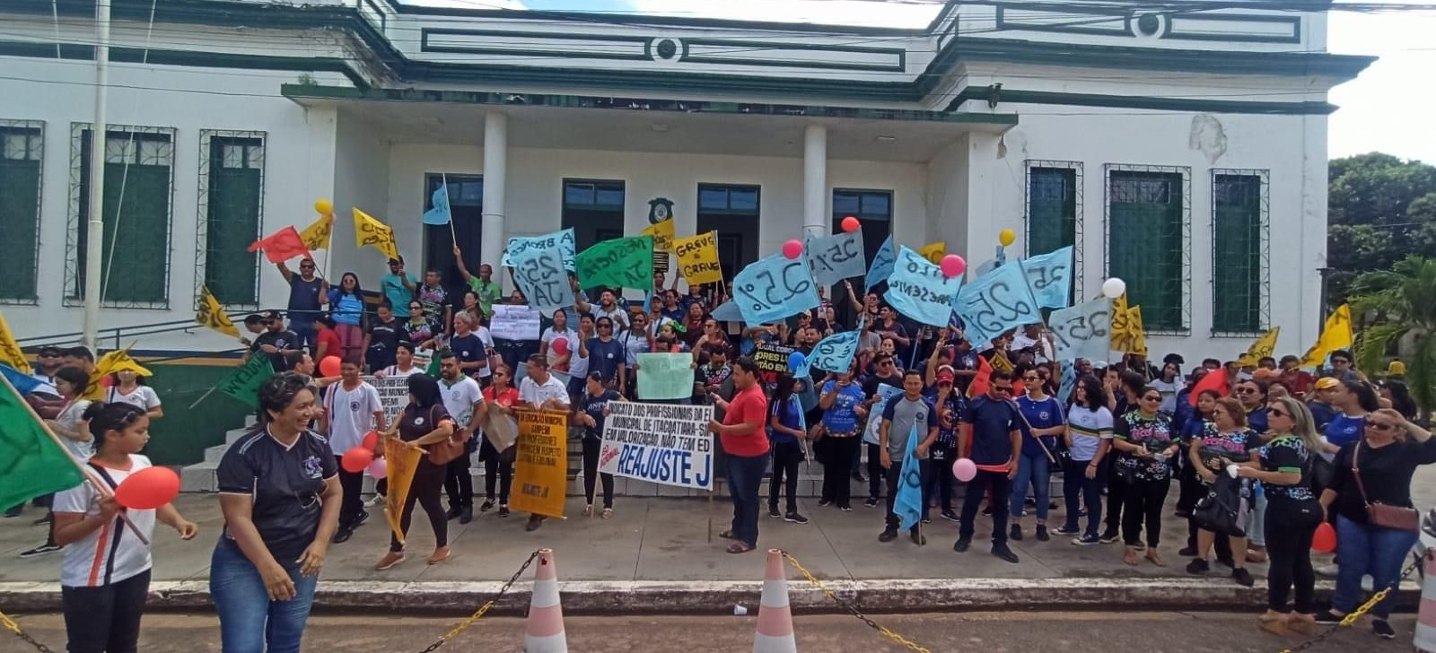 Professores da rede municipal e estadual protestando no interior do Amazonas (Bruno Pacheco/Reprodução)