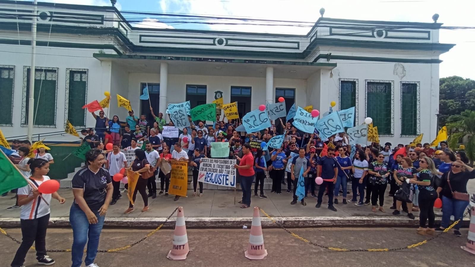 Professores realizam ‘bandeiraço’ para exigir reajuste salarial no interior do AM