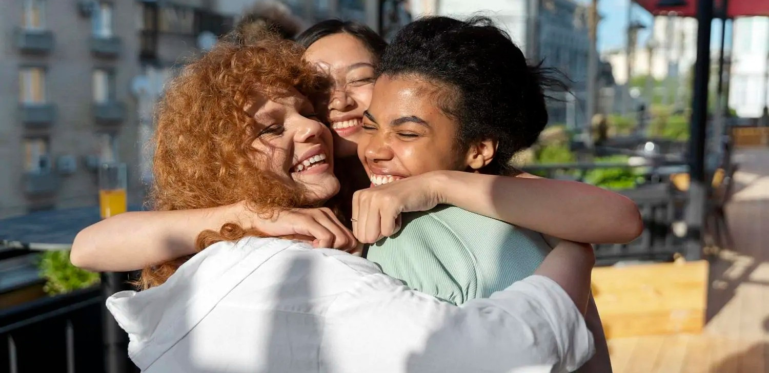 Dia do Abraço: gesto diminui níveis de estresse e melhora o humor após conflitos