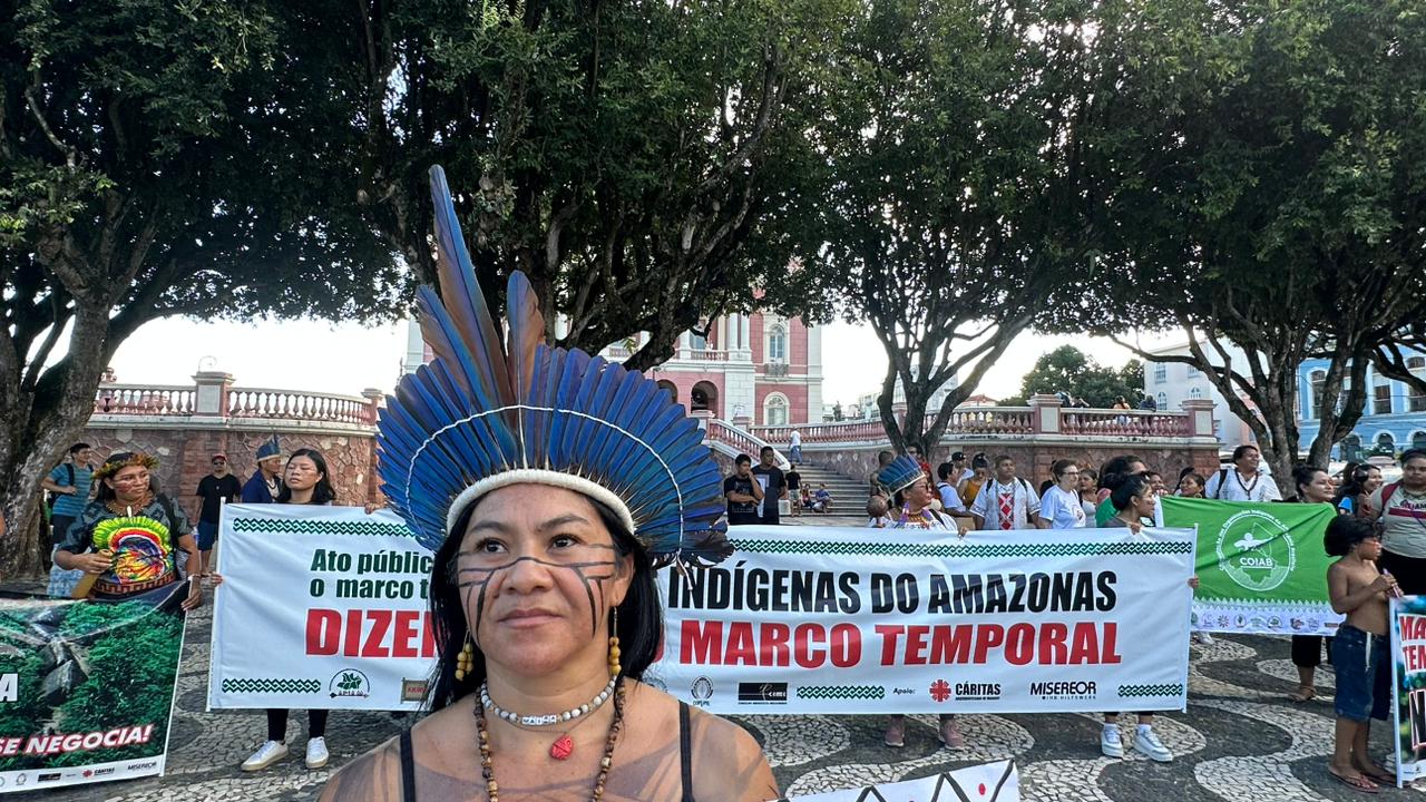 Movimento indígena em protesto contra o Marco Temporal no Largo São Sebastião, em Manaus (Ricardo Oliveira/Revista Cenarium)