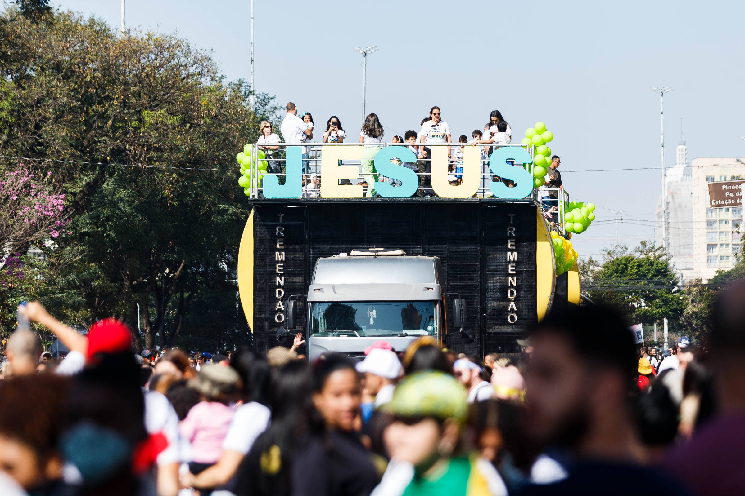 Trios elétricos da Marcha para Jesus ocupam ruas de São Paulo