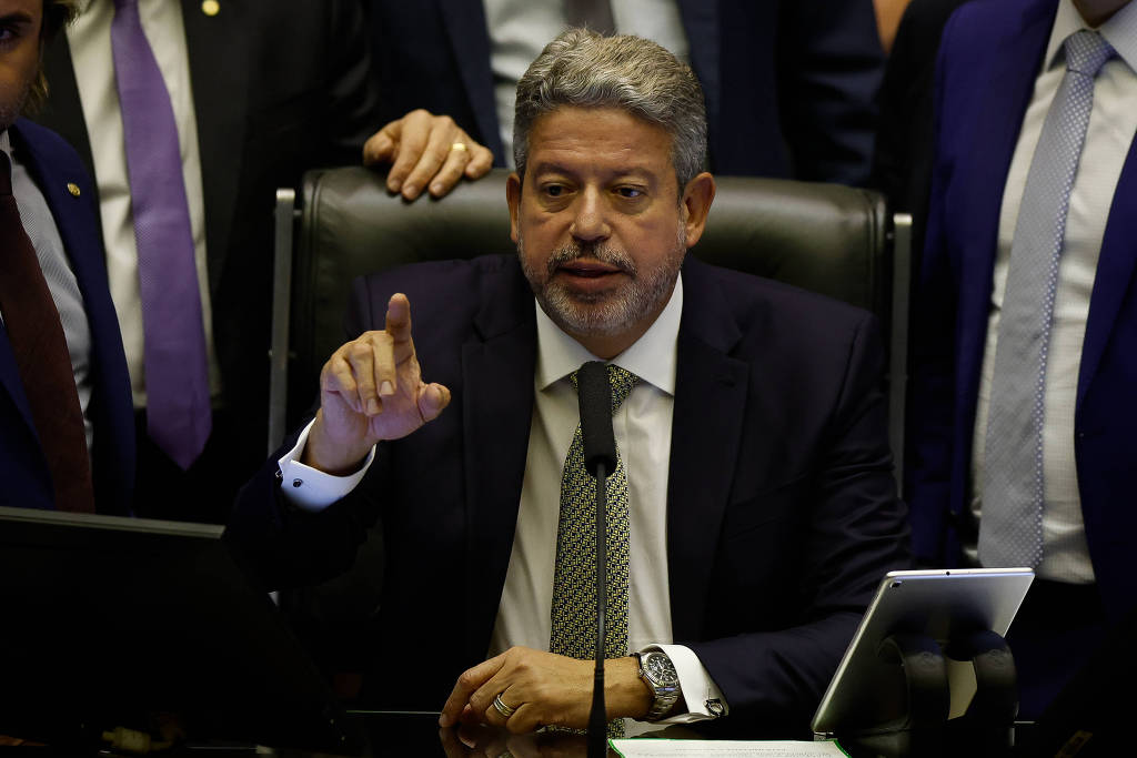 O presidente da Câmara dos Deputados, Arthur Lira (PP-AL), durante a votação da urgência para o projeto do arcabouço fiscal. - (Pedro Ladeira / Folhapress)