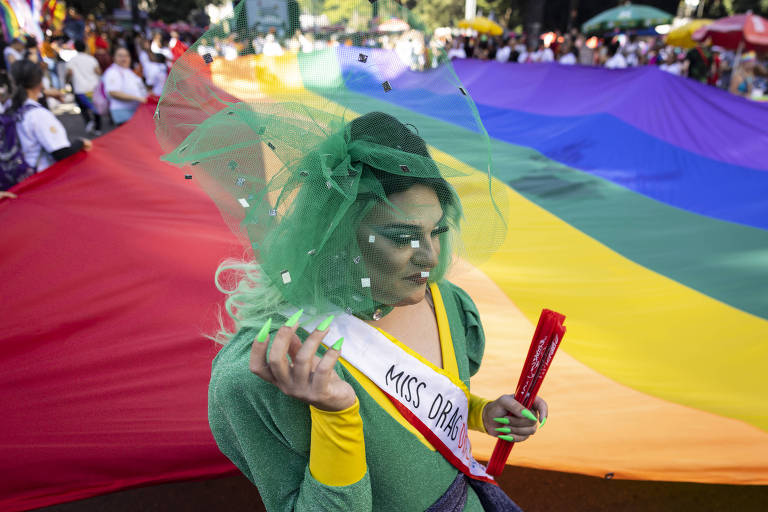 Vaias a Bolsonaro e Zé Gotinha no trio marcam Abertura da Parada LGBT+ em São Paulo
