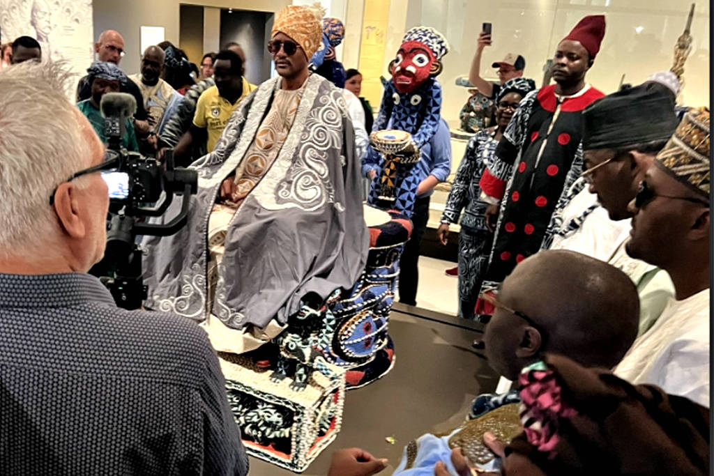 Rei do povo Bamum senta em trono do bisavô roubado pela Alemanha