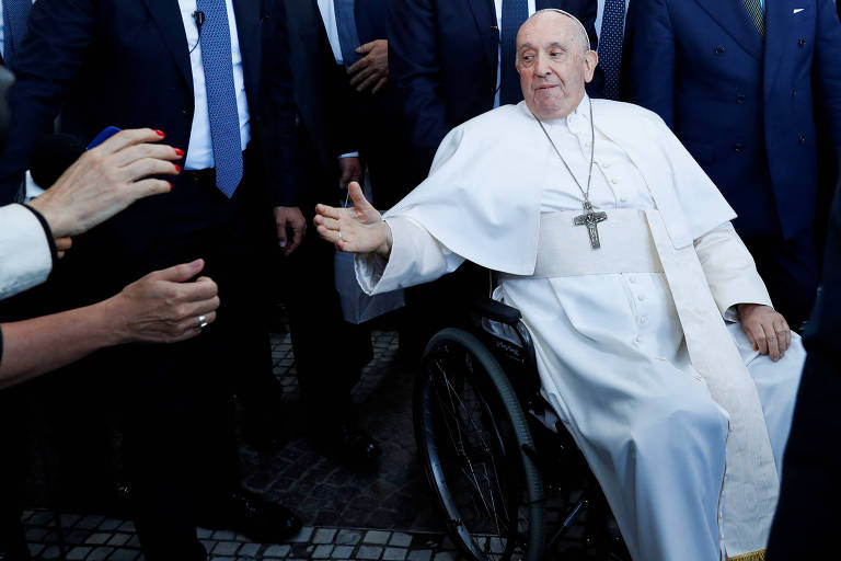 Após cirurgia, Papa Francisco recebe alta e retoma agenda no Vaticano