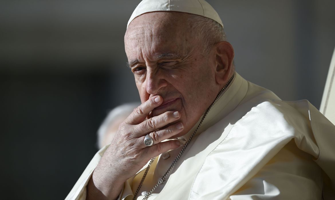 Papa Francisco será submetido a cirurgia intestinal nesta quarta-feira
