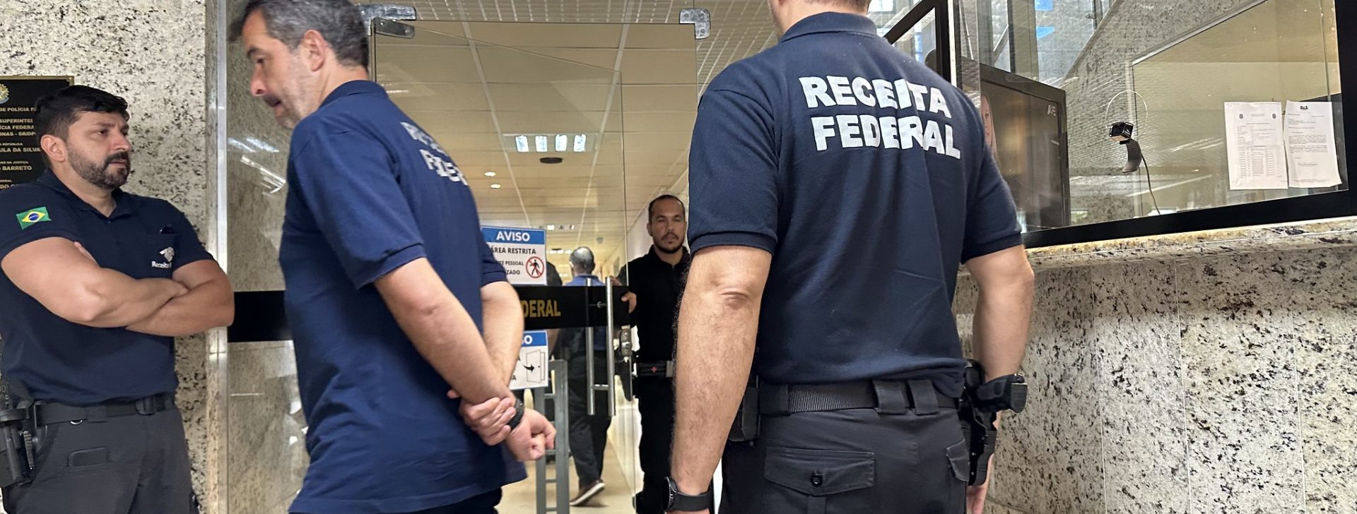 Agentes da Receita Federal na sede da Polícia Federal em Manaus (Ricardo Oliveira/Revista Cenarium)