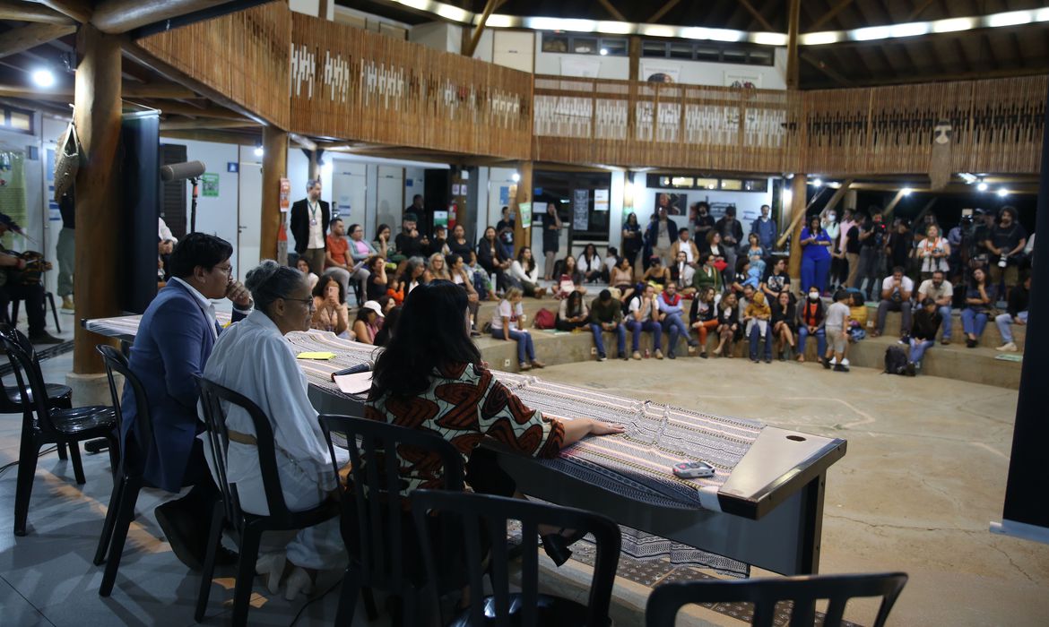 No Distrito Federal, indígenas e autoridades homenageiam a memória de Bruno e Dom