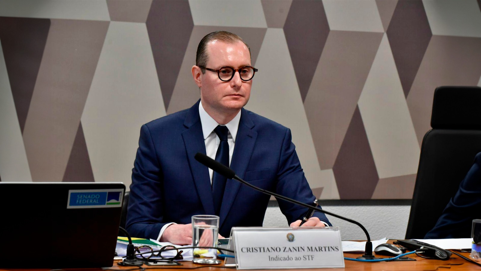 Por 58 votos a 18, Senado aprova Zanin para o STF