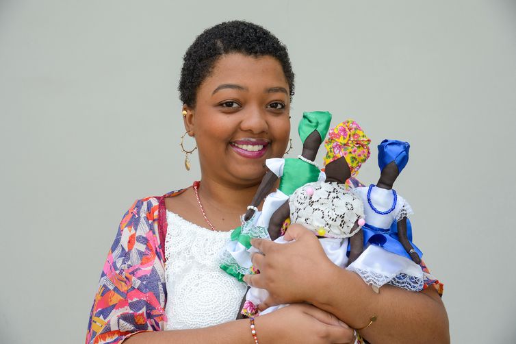 Bonecas de pano resgatam referências das matriarcas do samba