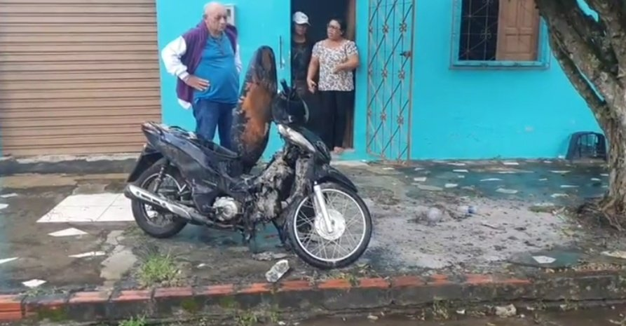 Jornalista do AM tem moto incendiada em tentativa de censura