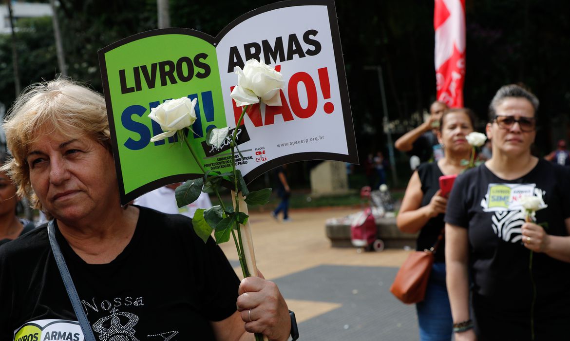 Professores de São Paulo protestam contra a violência nas escolas em frente à Secretaria de Educação, na Praça da República (Foto: Fernando Frazão/Agência Brasil)