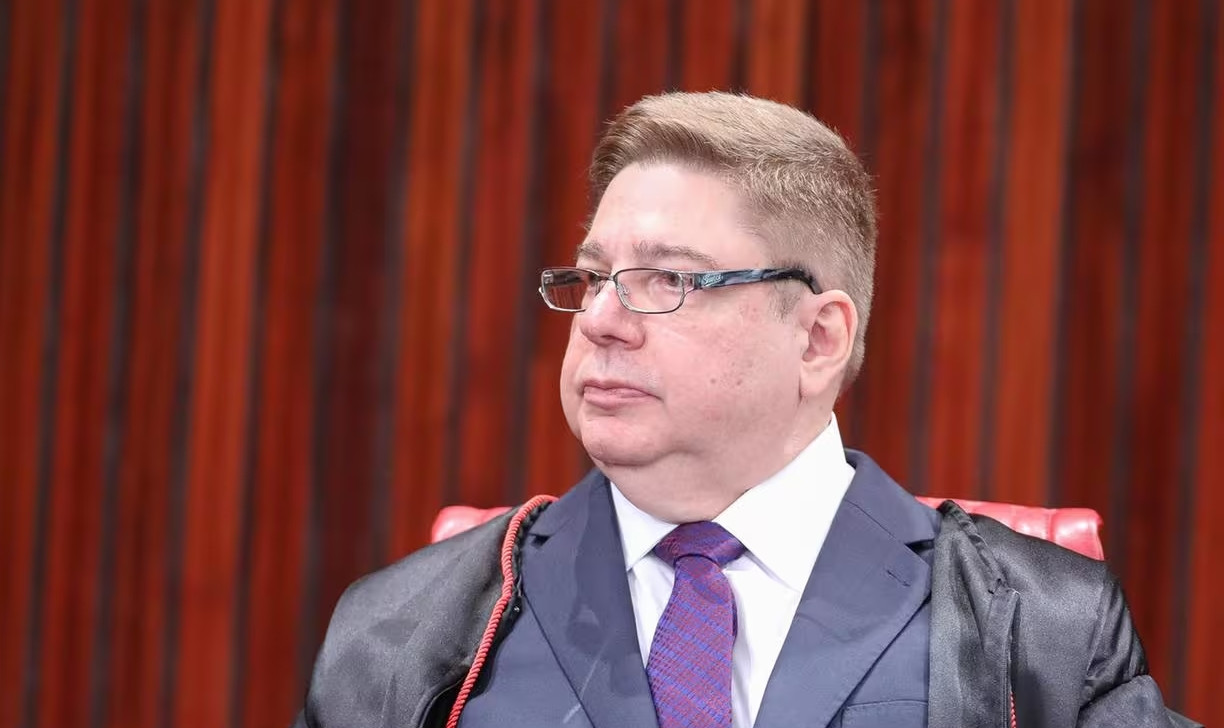 Raul Araújo vota contra inelegibilidade de Bolsonaro e deixa o placar 1 a 1