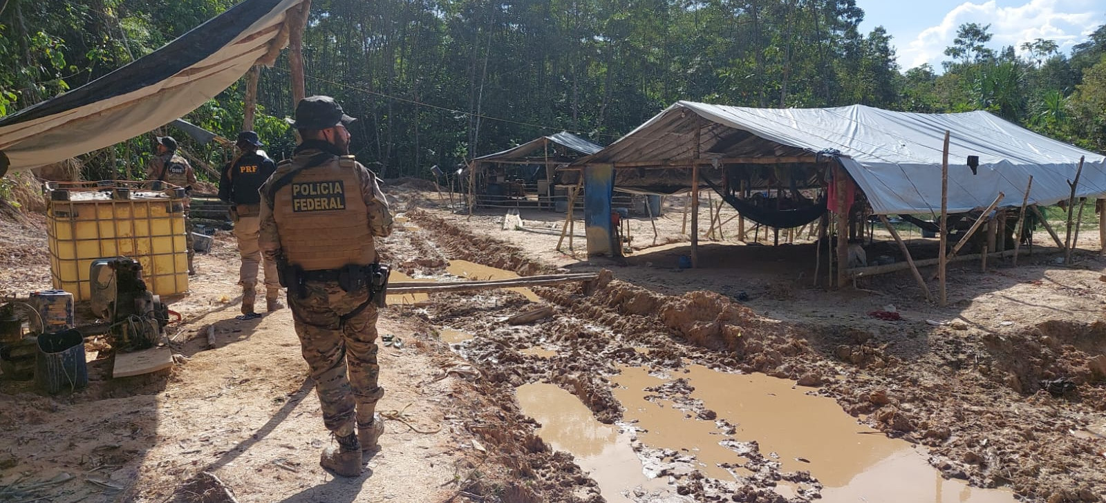 Operação contra garimpo ilegal aplica mais de R$ 4 milhões em multas e destrói dragas no AM