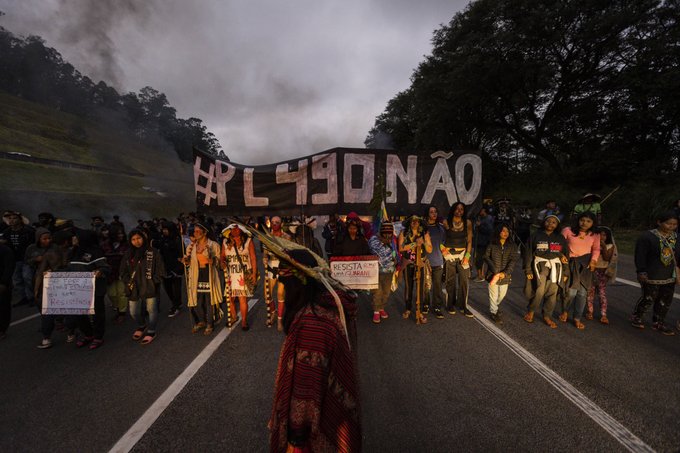 Indígenas Guarani, da Terra Indígena Jaraguá, na Zona Norte de São Paulo, protestam contra o Marco Temporal na rodovia Bandeirantes (Bruno Santos/30.mai.2023/Folhapress)