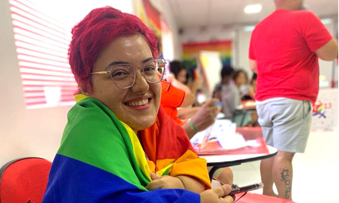 Ativista destaca a importância de tornar o orgulho acessível a LGBTQIA+ com deficiência