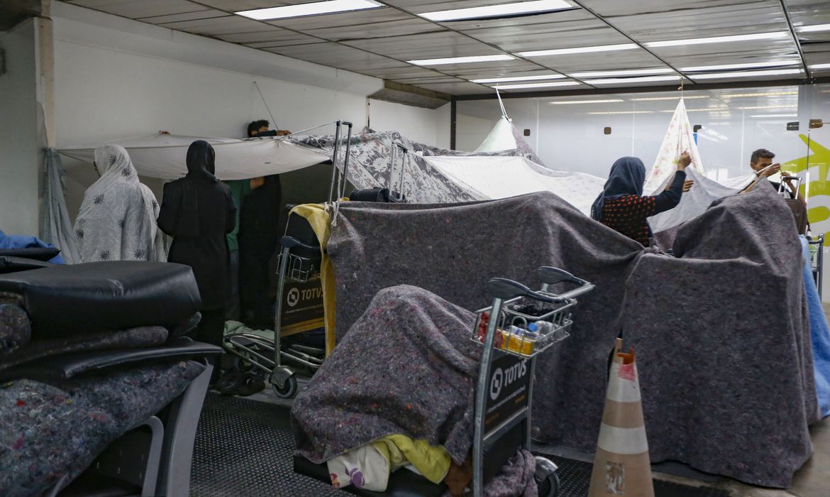 Afegãos acampados no Aeroporto de Guarulhos (Paulo Pinto/Agência Brasil)