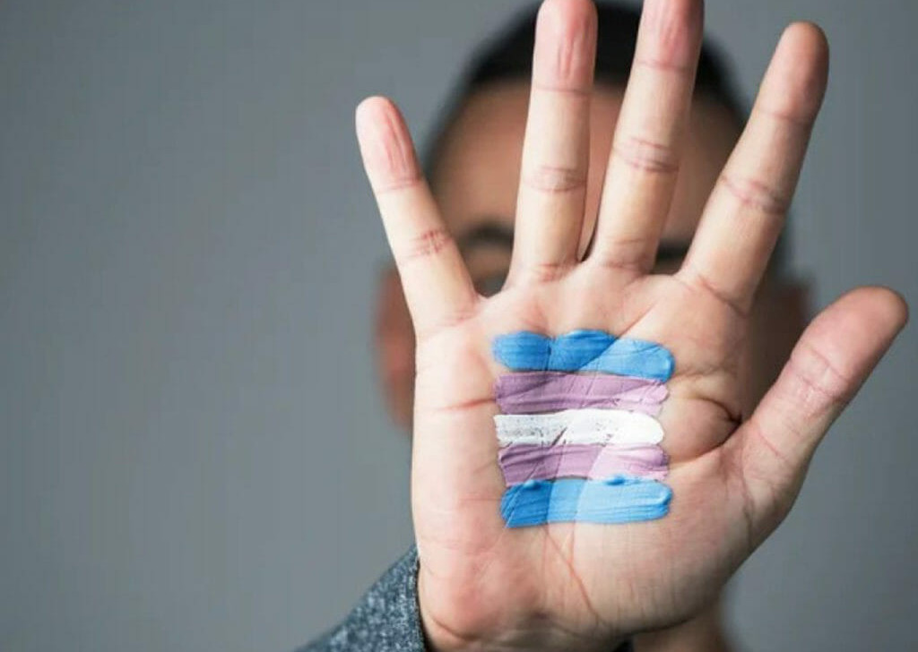 Jornalista é condenada a pagar indenização por chamar mulher trans no masculino