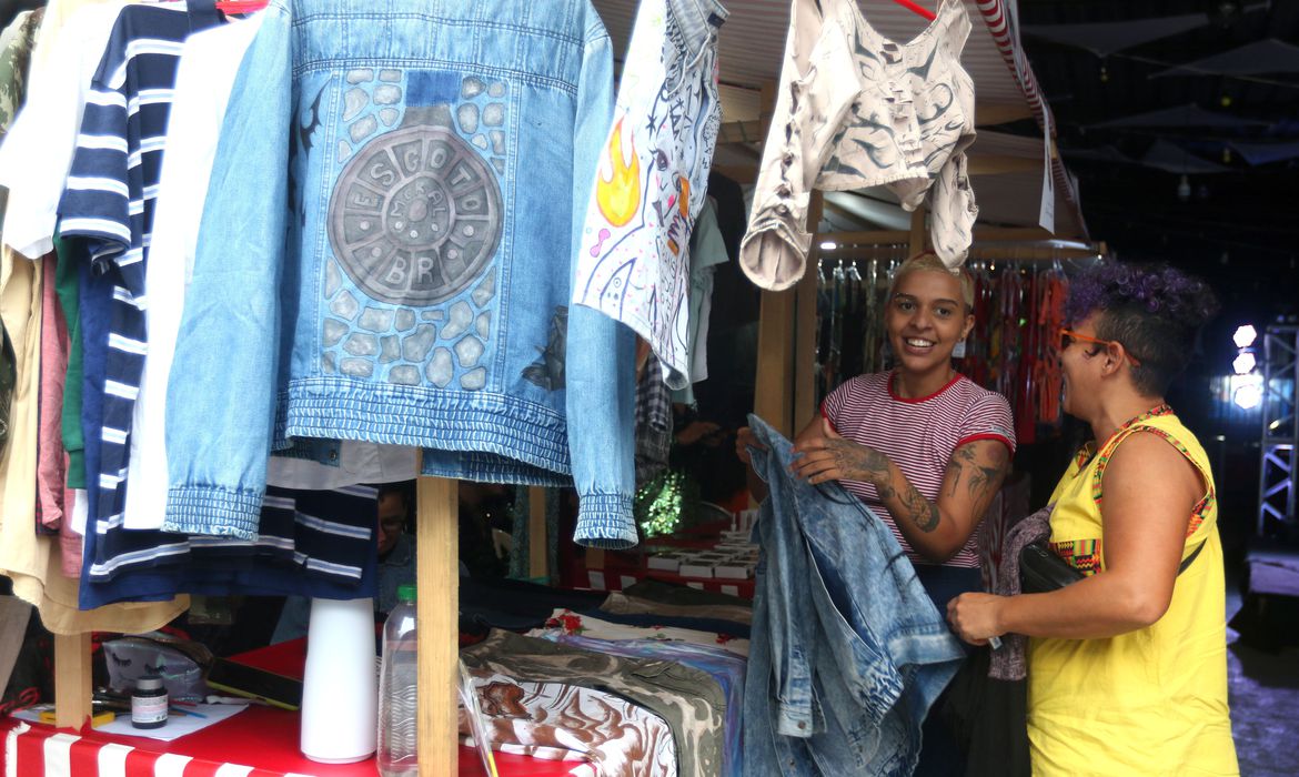 Casal LGBT impulsiona empreendedorismo de minorias por meio de projeto