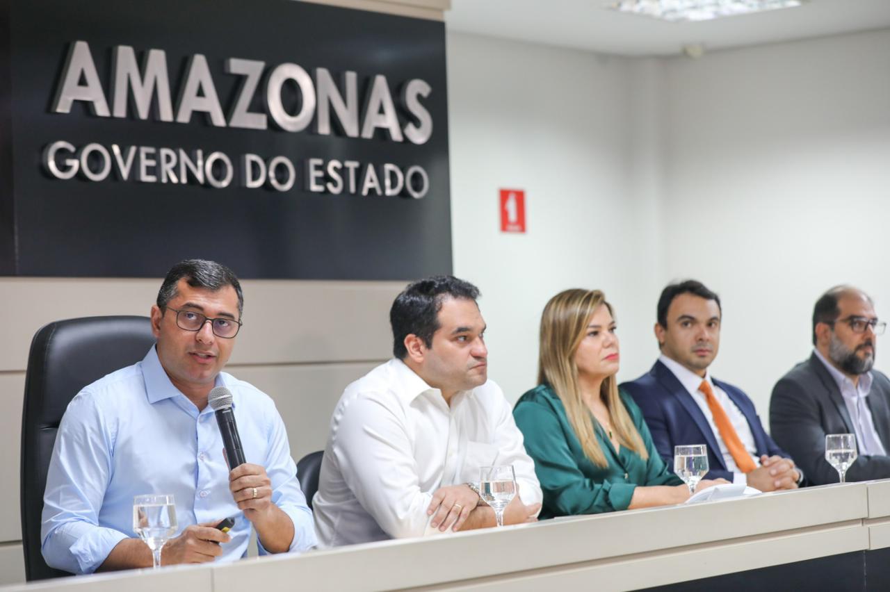 Governador do AM anuncia reajuste a servidores da educação; piso salarial é o 8° maior do País