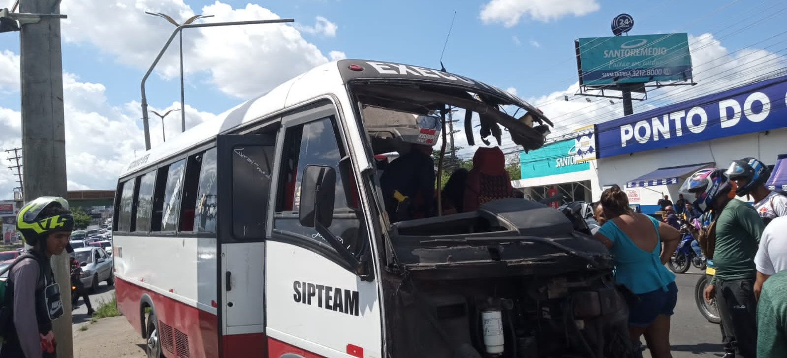 Acidente entre ônibus e micro-ônibus deixa feridos em Manaus; veja vídeo