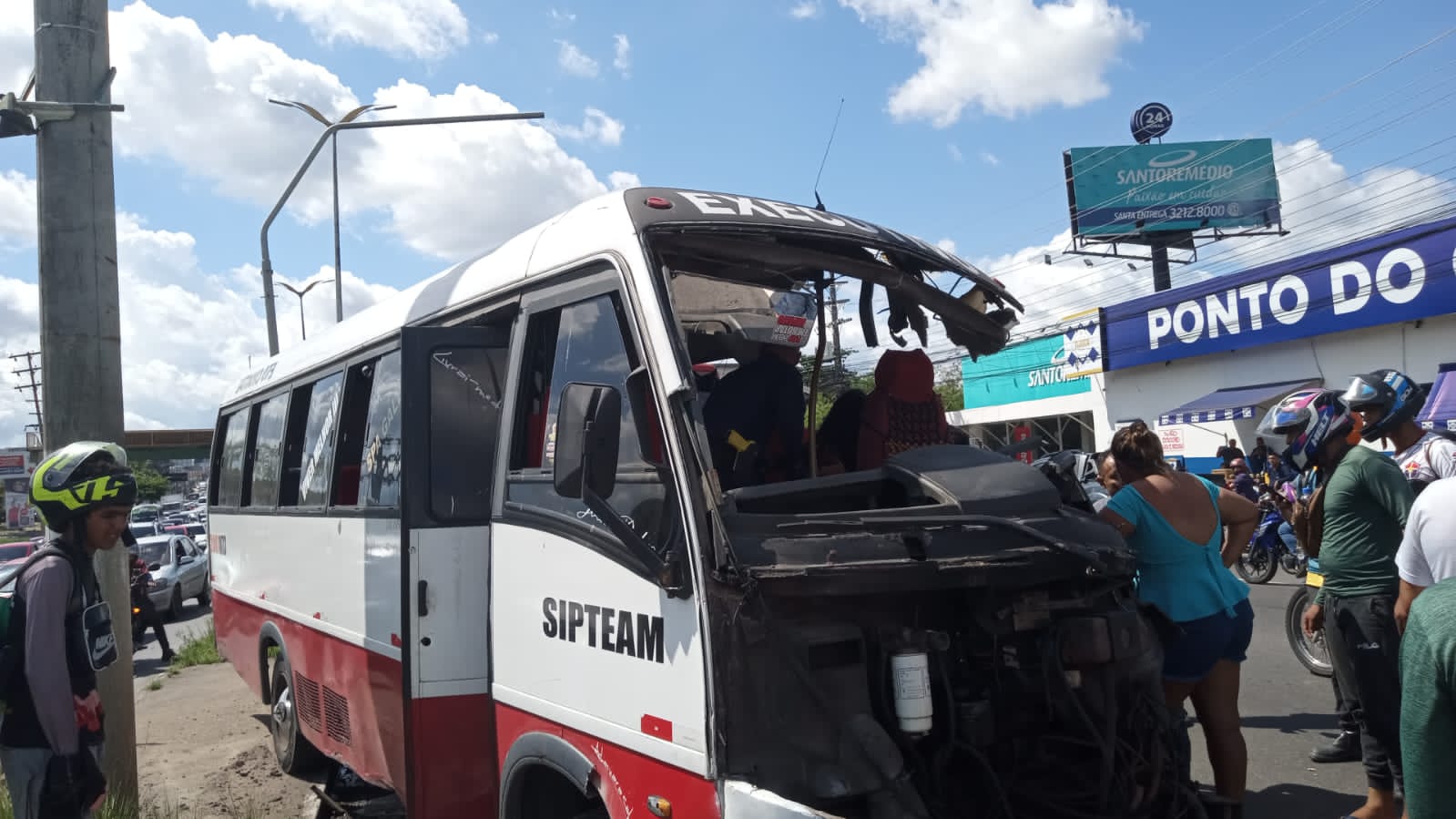 Acidente entre ônibus e micro-ônibus deixa feridos em Manaus; veja vídeo