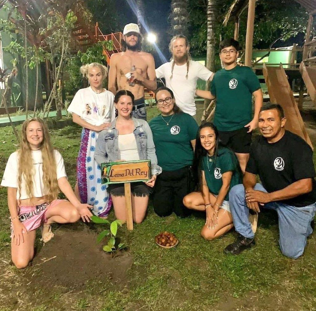 Lana Del Rey planta muda de árvore durante passagem pela Amazônia