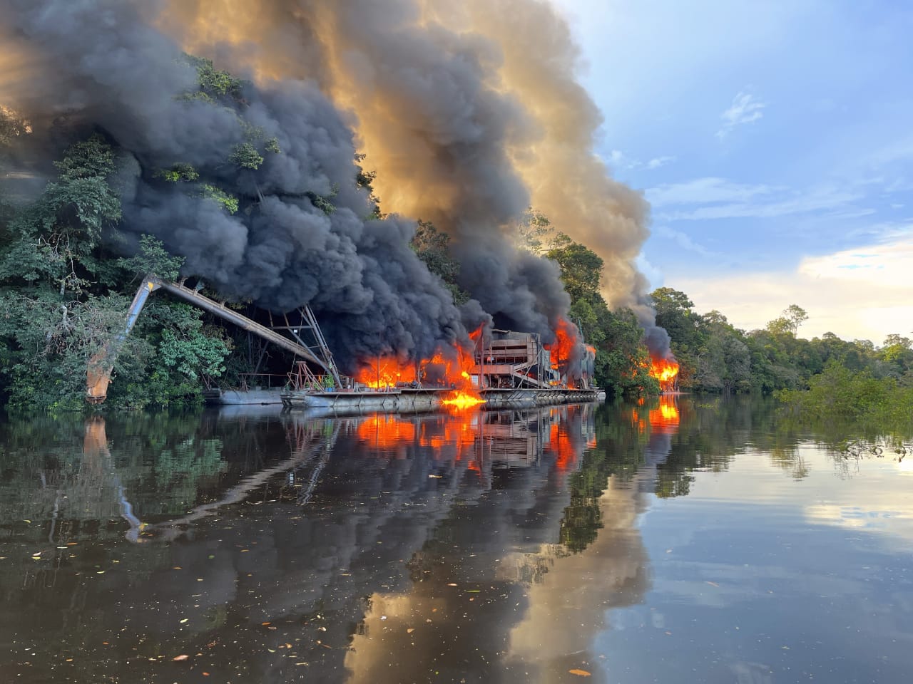 PF destrói mais de 200 dragas no Amazonas e garimpeiros protestam