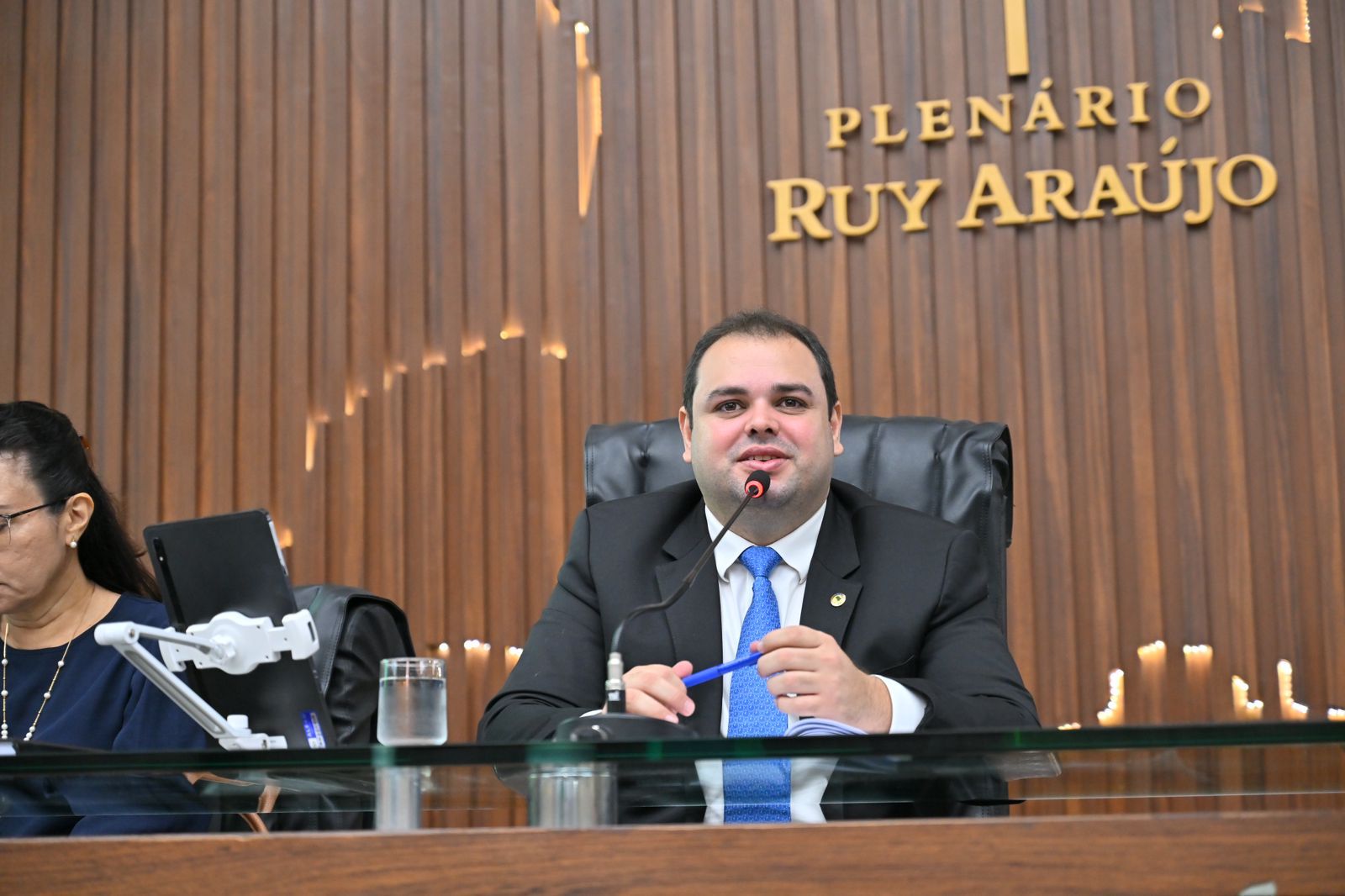 Roberto Cidade pode ampliar licença e salário-maternidade de servidoras da Aleam