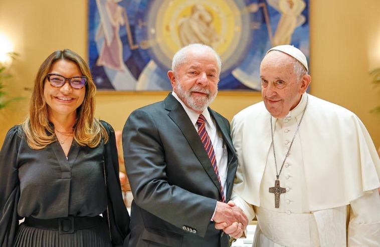 Em agenda na Itália, Lula e Janja convidam papa Francisco para Círio de Nazaré, no Pará