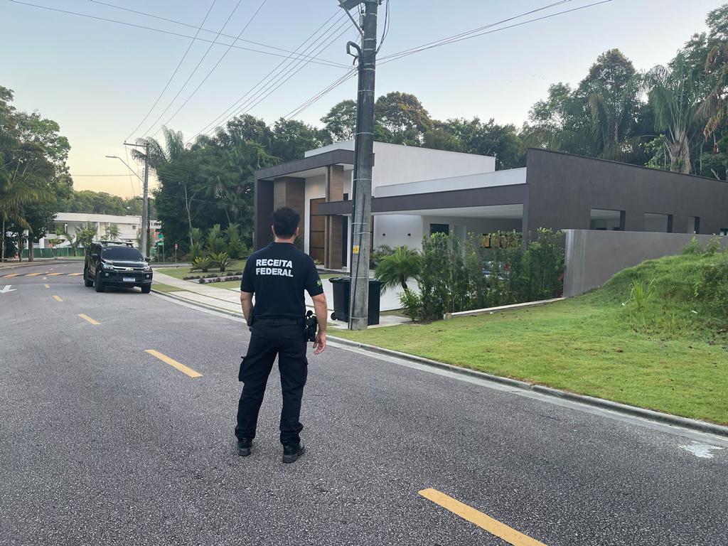 PF bloqueia R$ 30 milhões e cumpre mandados em condomínio de luxo em Manaus