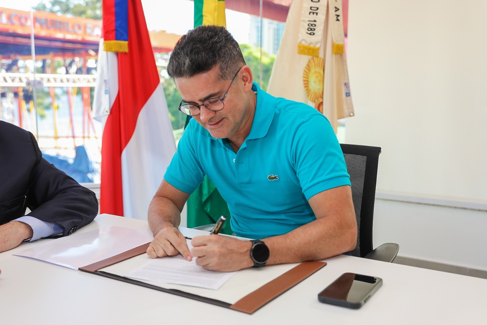 Prefeitura de Manaus anuncia 13° salário e auxílio-alimentação acima da inflação 