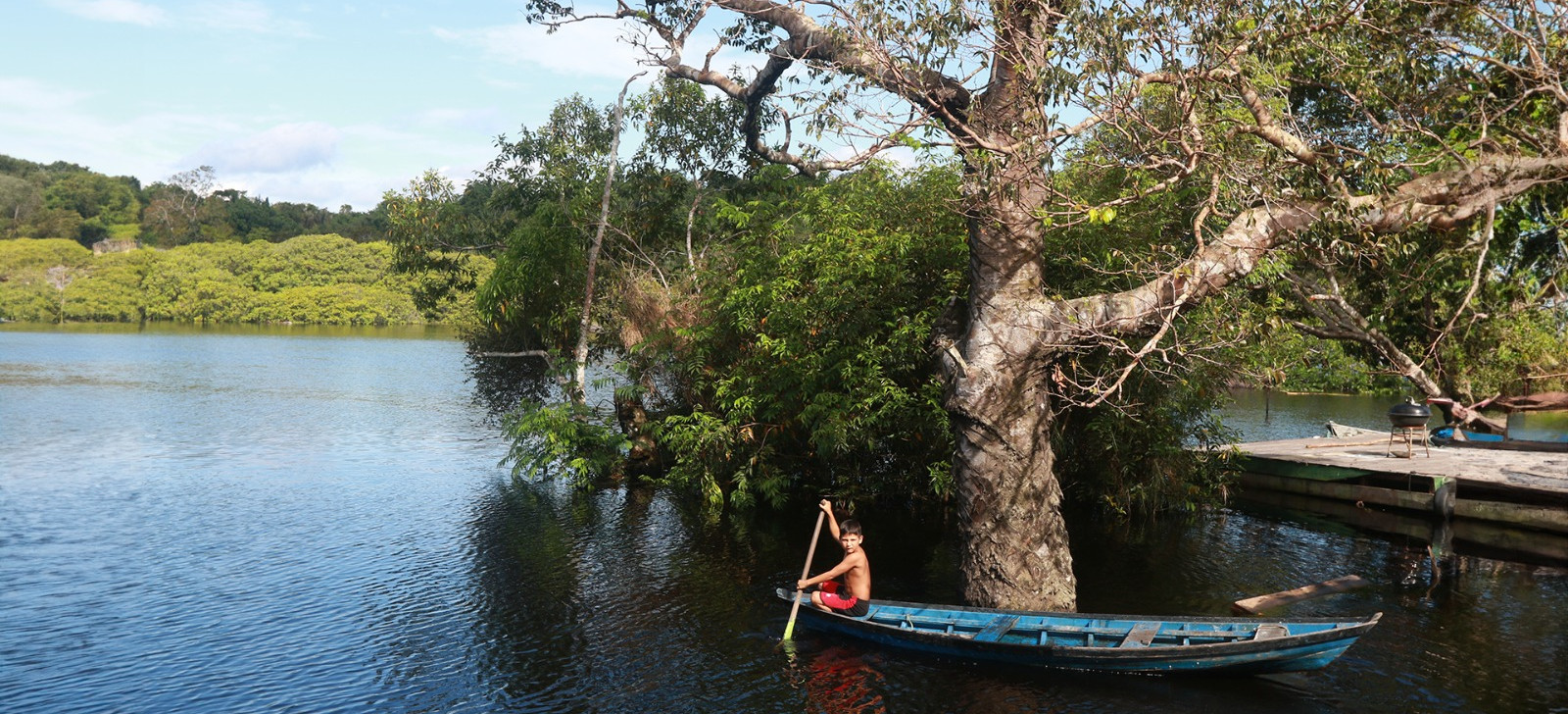 Ribeirinho remando no Rio Negro (Ricardo Oliveira/Revista Cenarium)