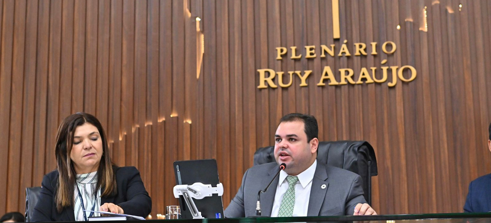 Aleam aprova projeto de Cidade que amplia proteção à mulher vítima de violência doméstica