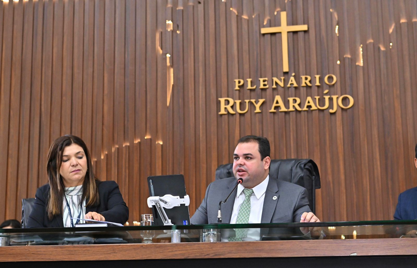 Aleam aprova projeto de Cidade que amplia proteção à mulher vítima de violência doméstica