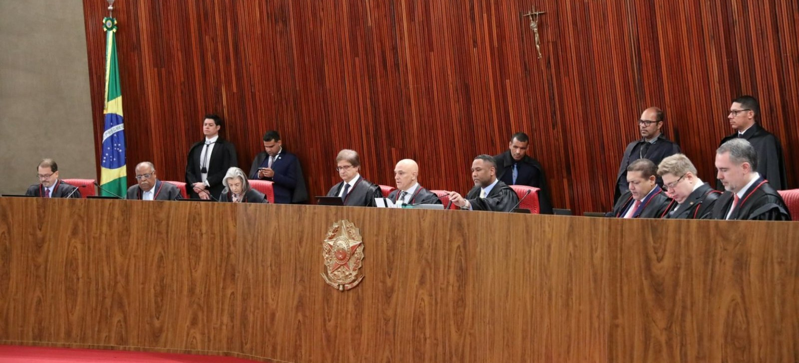 Com 3 votos a 1 por inelegibilidade, TSE suspende julgamento de Bolsonaro