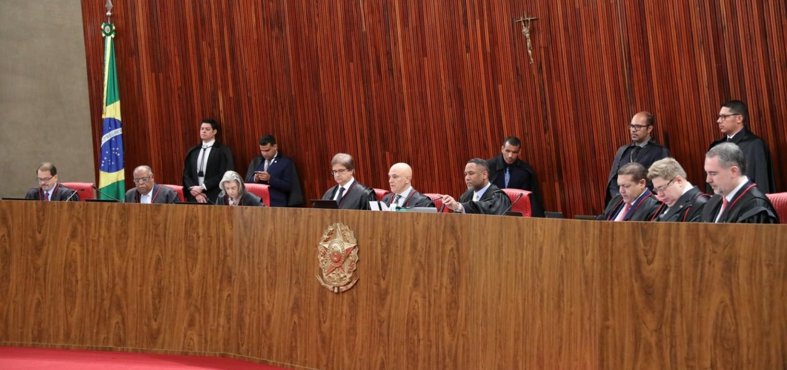 Com 3 votos a 1 por inelegibilidade, TSE suspende julgamento de Bolsonaro