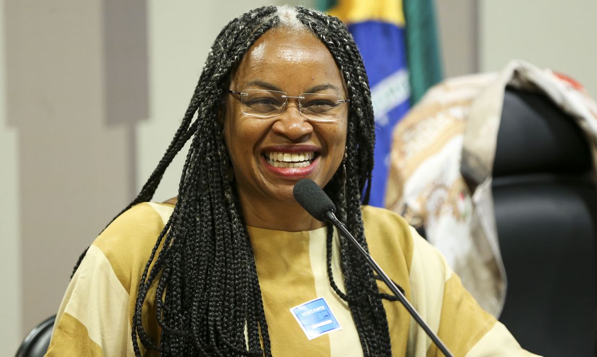 ‘Mulher preta na política’: deputada baiana lança livro em festival