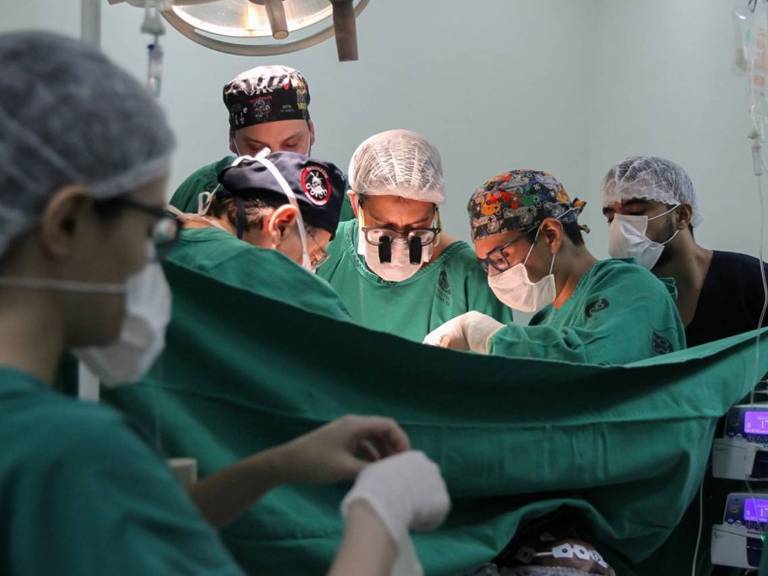 Transplante de fígado em hospital em Rio Branco, no Acre: órgão foi trazido de Campo Grande, Mato Grosso do Sul (Odair Leal/Sesacre)