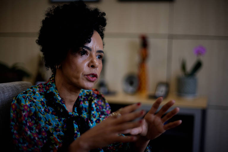 Secretária do MEC afirma que escola é a 1ª experiência de crianças negras com racismo institucional