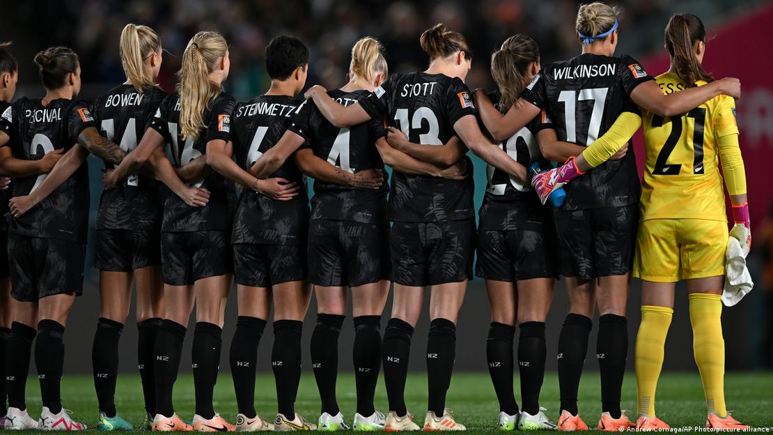 Copa do Mundo feminina começa com minuto de silêncio após dia violento