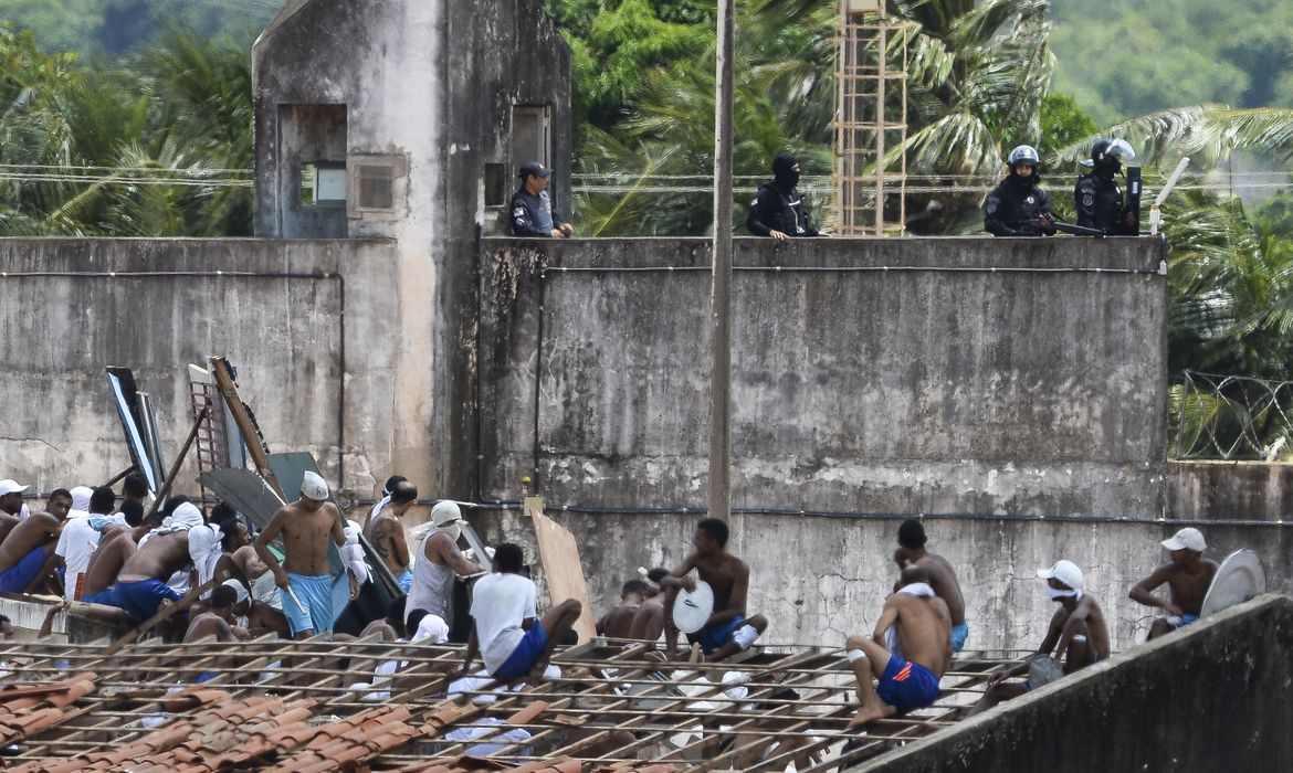 Detentos fazem agentes penitenciários reféns em presídio no Acre