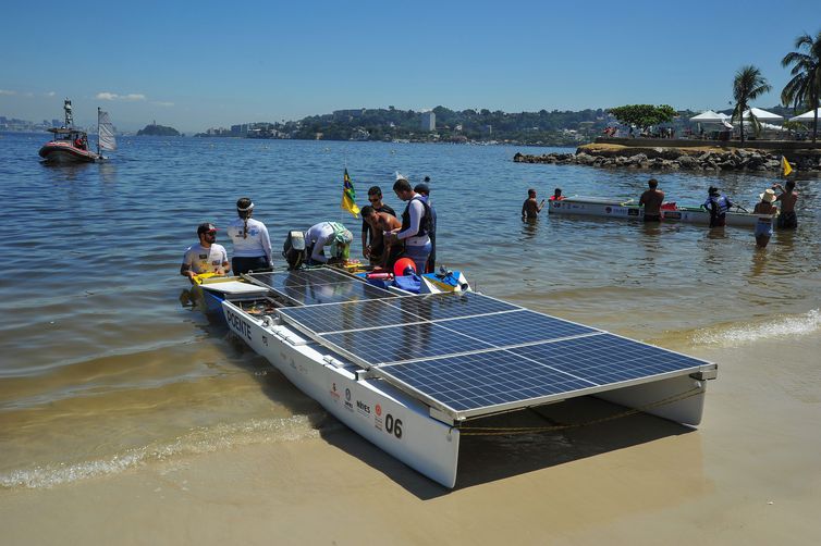Projeto de extensão da UFRJ promove competição de barcos movidos à energia solar